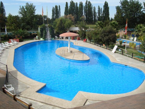 Otra vista de la piscina con reposeras