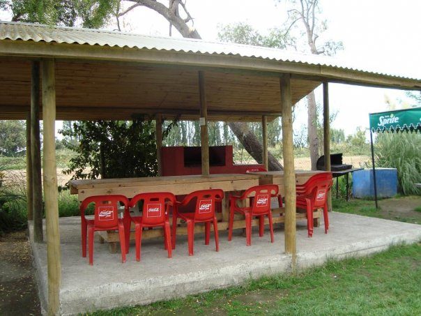Quincho techado con mesas y sillas