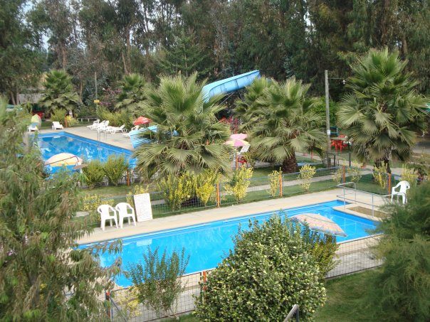 Vista elevada de las piscinas y jardines